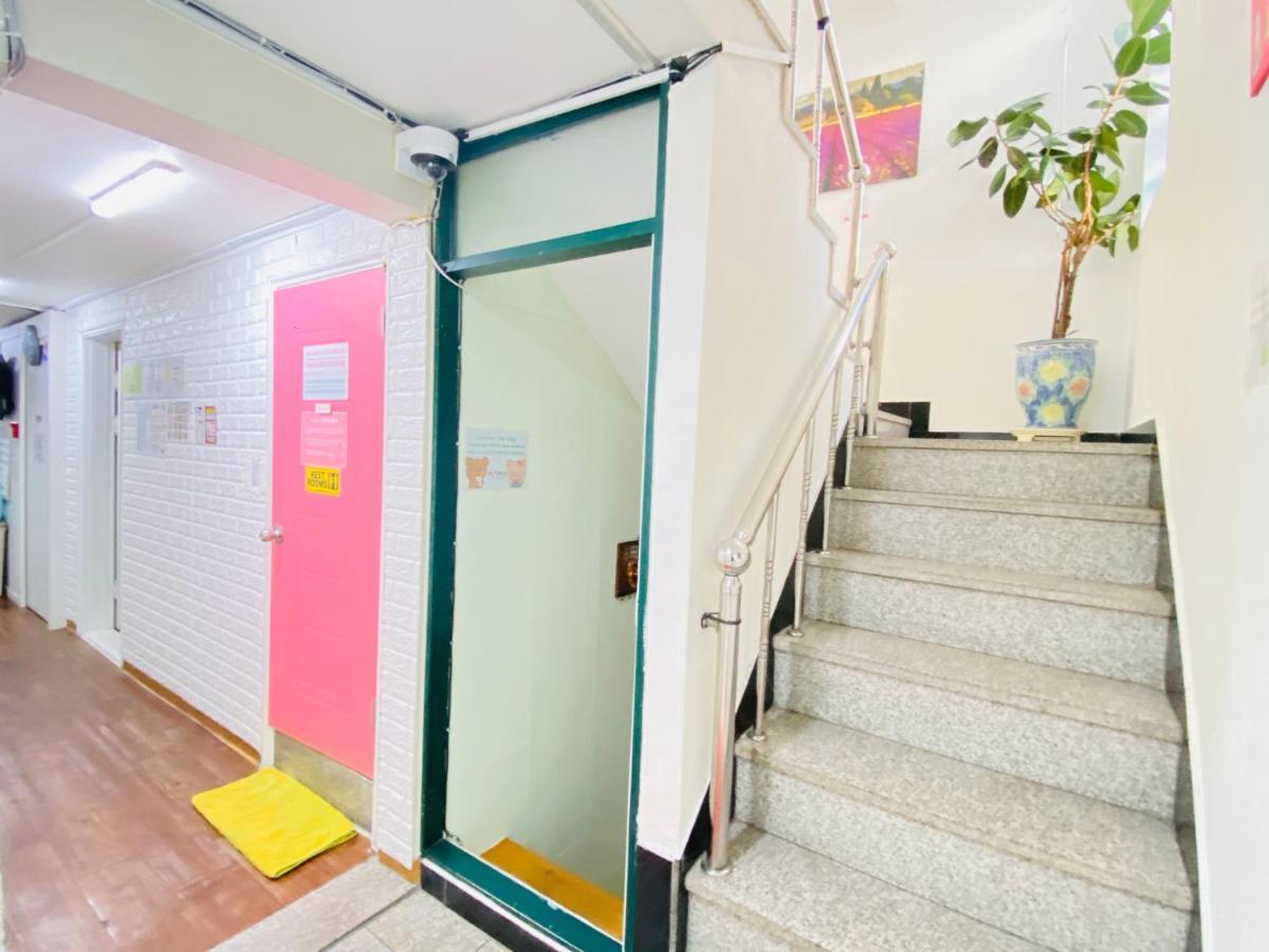 Aroha Guesthouse Seoul Station Bagian luar foto