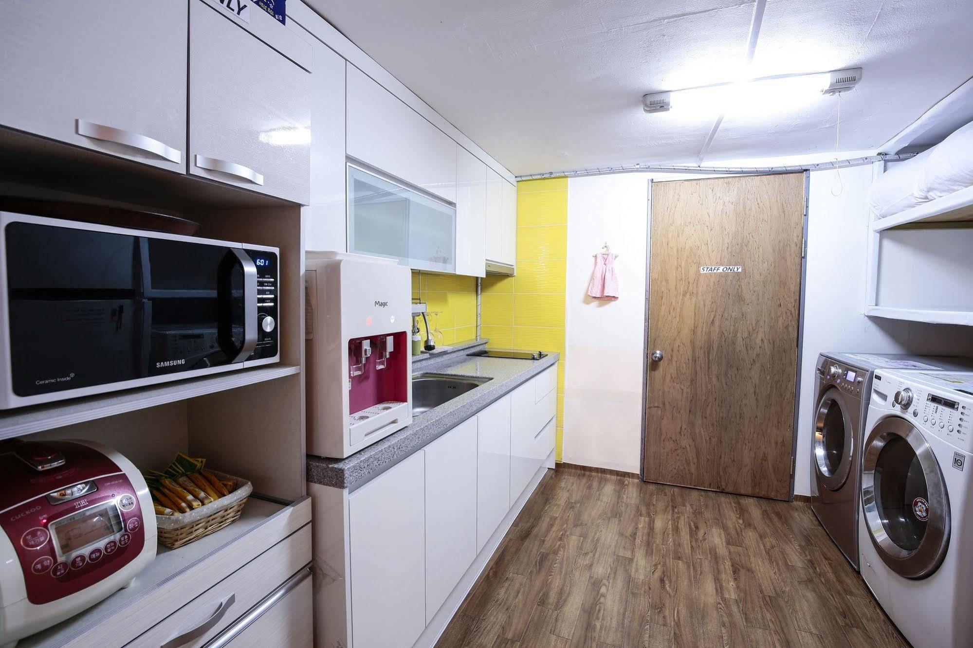 Aroha Guesthouse Seoul Station Bagian luar foto