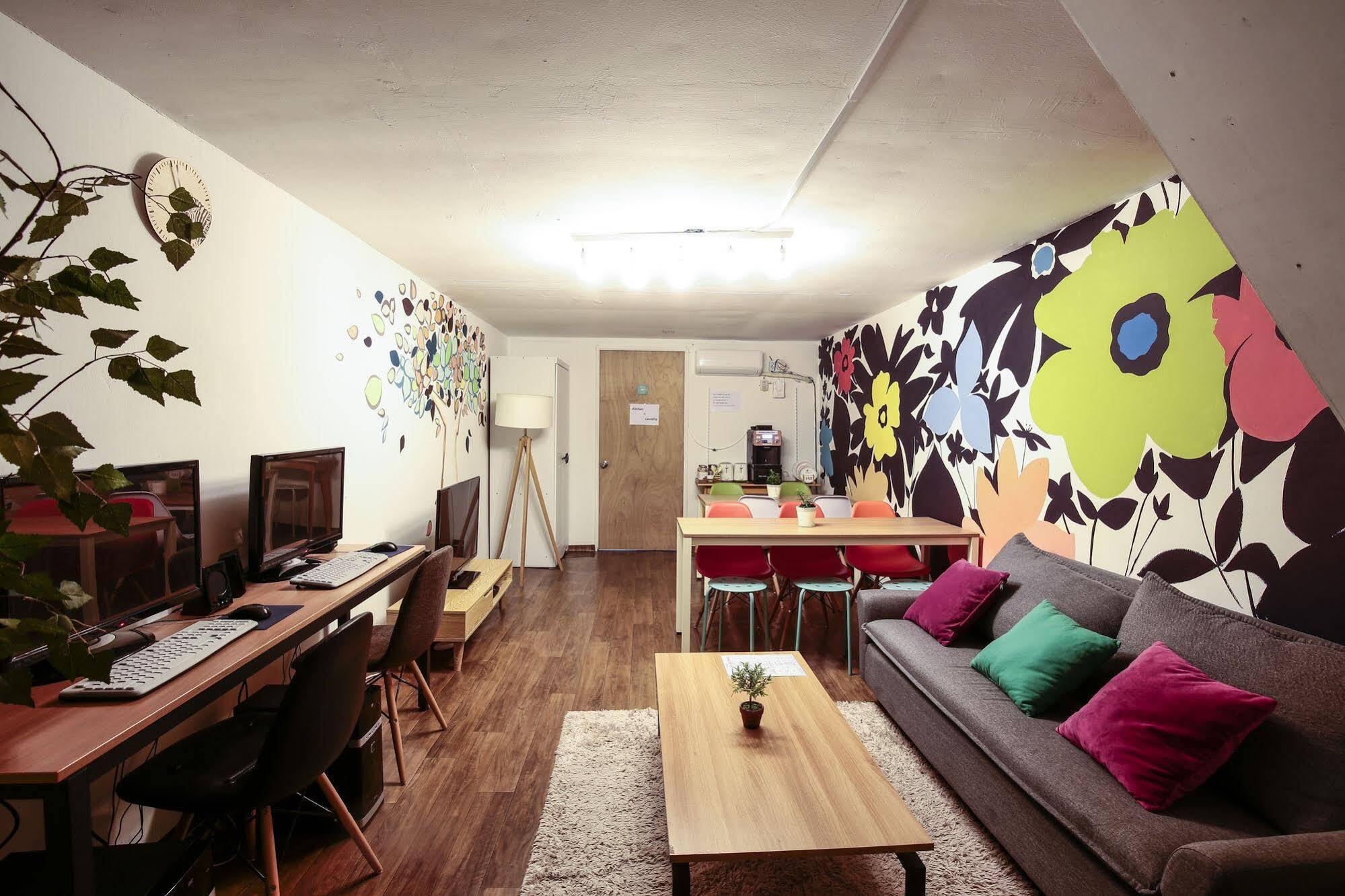 Aroha Guesthouse Seoul Station Bagian luar foto